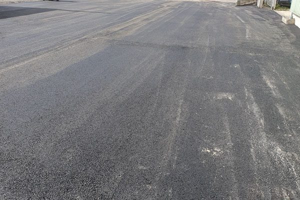 Le terrassement chez C2T : enrobé réalisé par C2T sur un parking d'entreprise