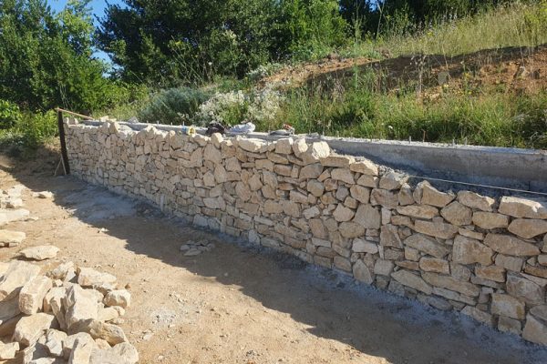 Construction rénovation et réparation Alès. Habillage d'un mur en pierres sèches pour un rendu authentique