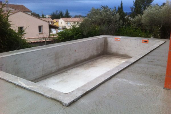Construction d'une piscine et ses abords (pendant)
